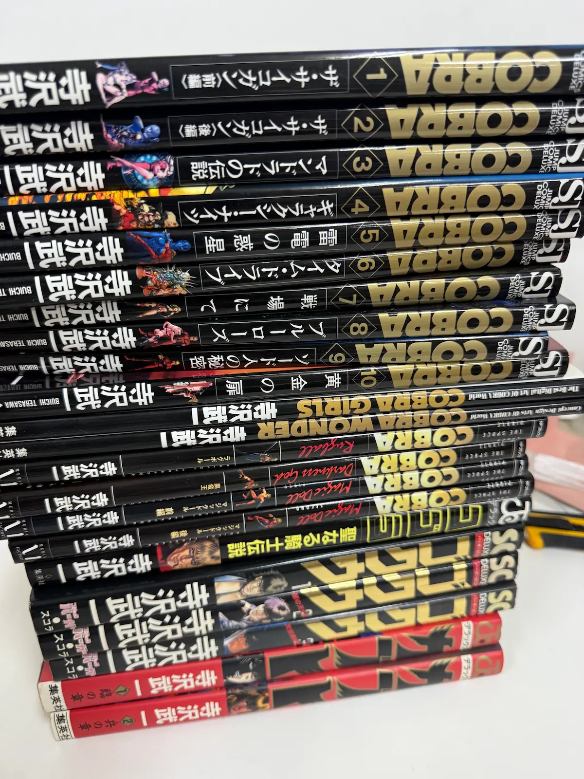 集英社『COBRA』ジャンプコミックスデラックス版の金文字背表紙
