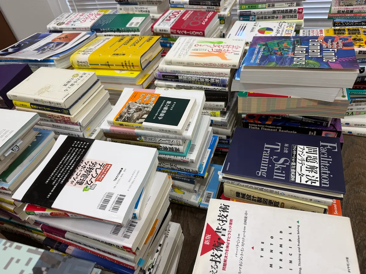 Building Better Products with Finite Element Analysis、問題解決ファシリテーター、考える技術・書く技術など、技術書とビジネス書が並ぶ全景