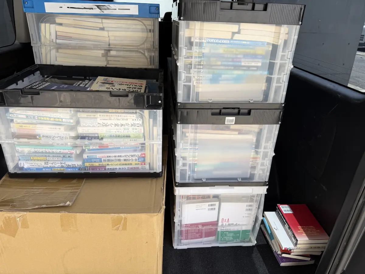 広島市東区でお預かりしたビジネス書・技術書をオリコン13箱に詰め、ハイエースの荷台に積み込んだ様子