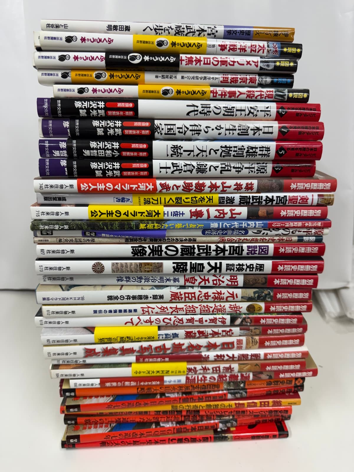 広島市東区で買取した歴史ムック約150冊。別冊歴史読本、歴史群像シリーズ、ふくろうの本などの背表紙が並ぶ