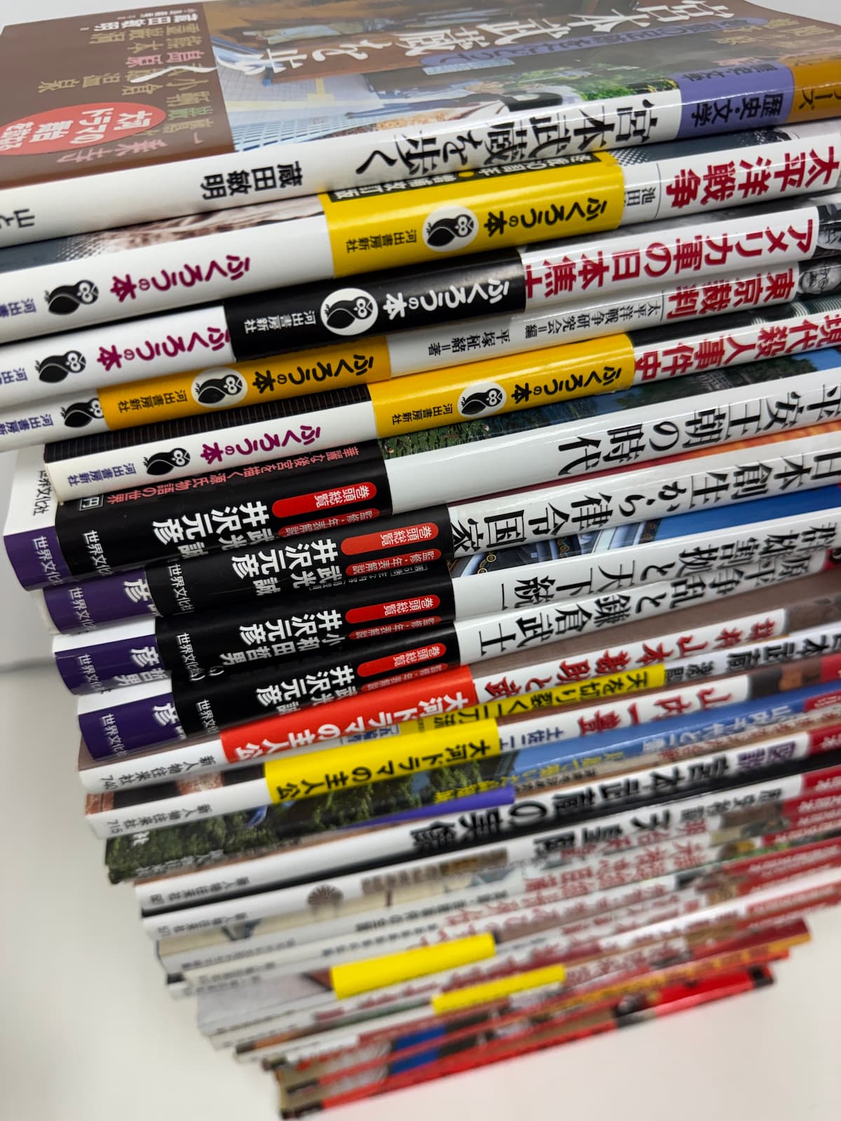 広島市東区で買取した歴史ムックを横から見たアングル。約150冊の蔵書整理事例