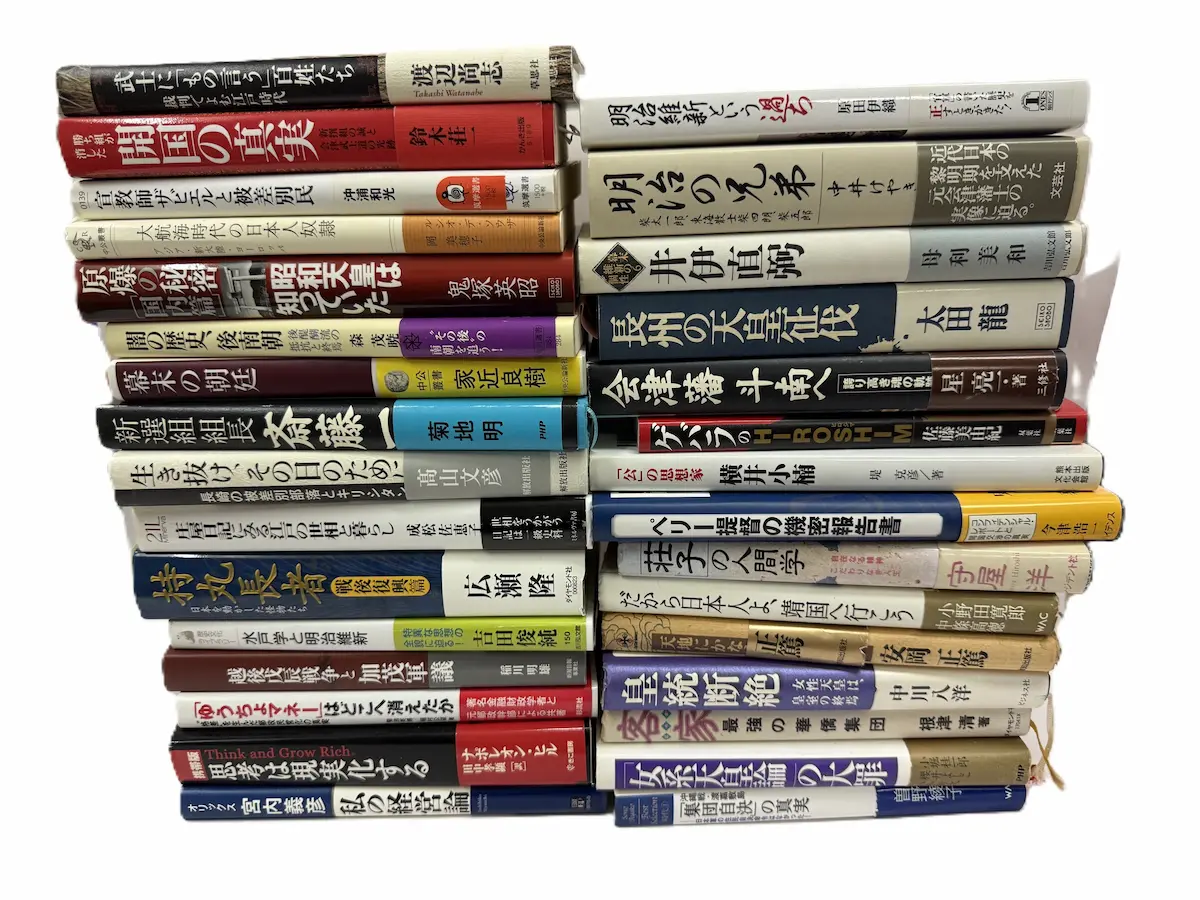 呉市内でお譲りいただいた単行本を二列に積み上げた背表紙。左列に渡辺尚志『武士に「もの言う」百姓たち』草思社、沖浦和光『宣教師ザビエルと被差別民』筑摩選書、『大航海時代の日本人奴隷』中公叢書、高山文彦『生き抜け、その日のために』解放出版社、成松佐恵子『庄屋日記にみる江戸の世相と暮らし』ミネルヴァ書房、広瀬隆『持丸長者 戦後復興篇』ダイヤモンド社などが並び、右列に原田伊織、井伊直弼、長州の天皇征伐、会津藩、横井小楠、今津浩一『ペリー提督の機密報告書』ハイデンスなどが並ぶ