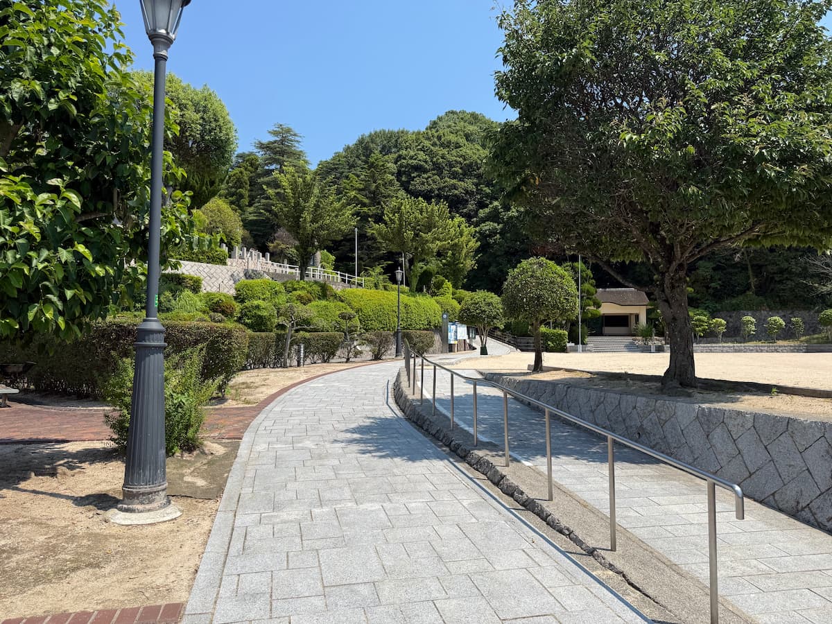 長迫公園内の参道。整備された遊歩道が緑の中を抜けていく。