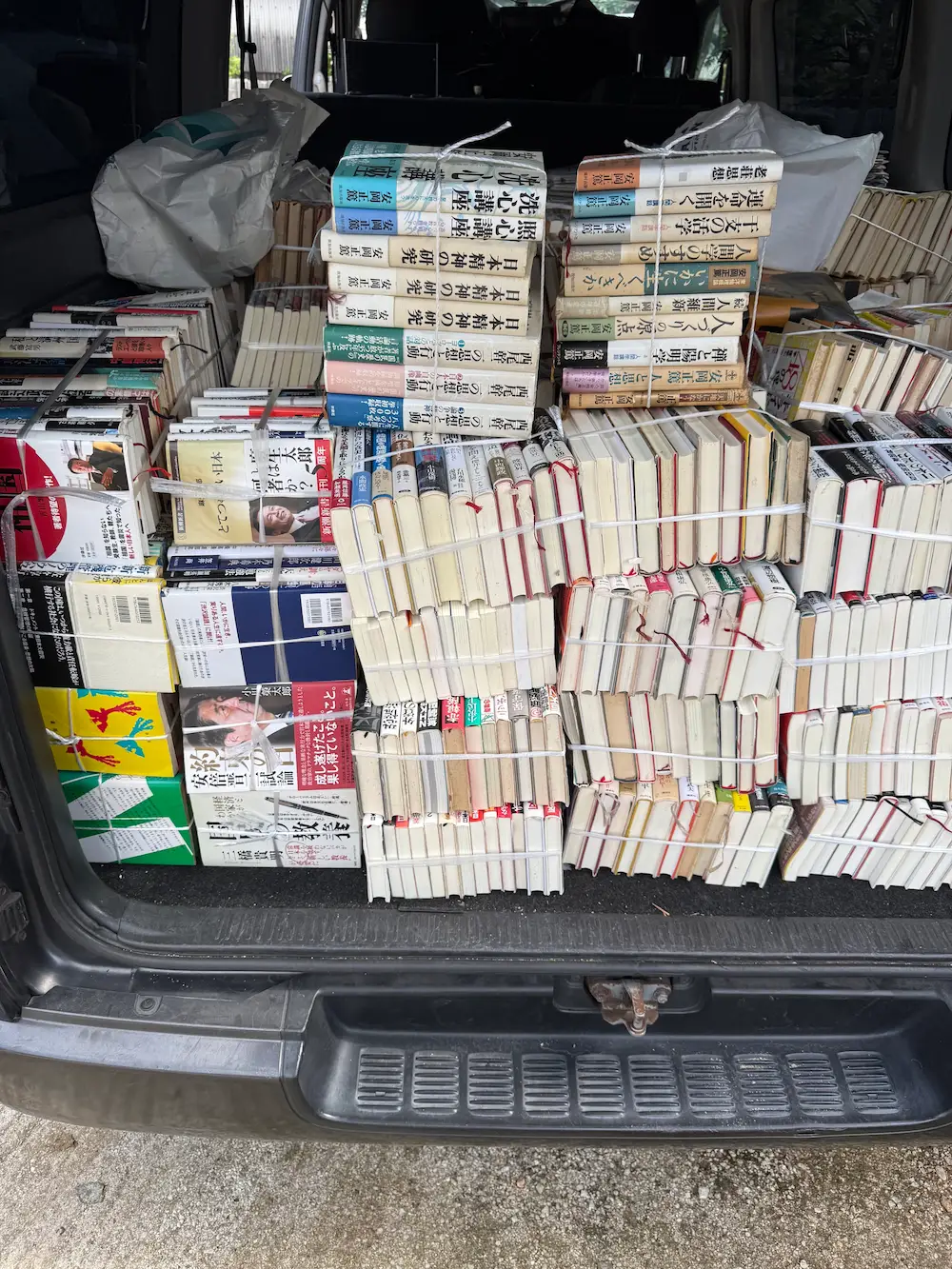 ハイエースの荷台いっぱいに積まれた本の束——呉市音戸町買取
