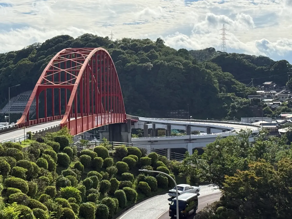 呉市音戸町の音戸大橋とループ橋——赤いアーチと緑の土手