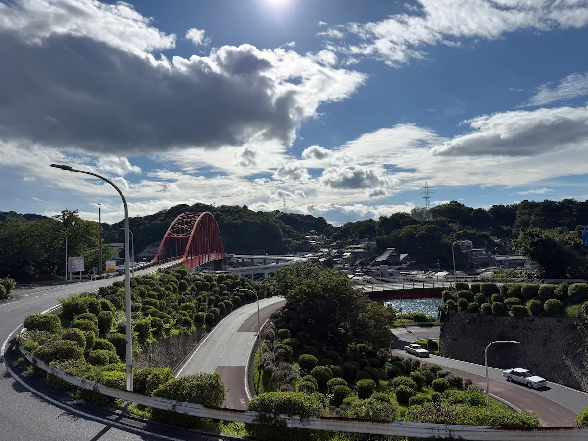 音戸大橋全景——青空と雲の広がる音戸の瀬戸