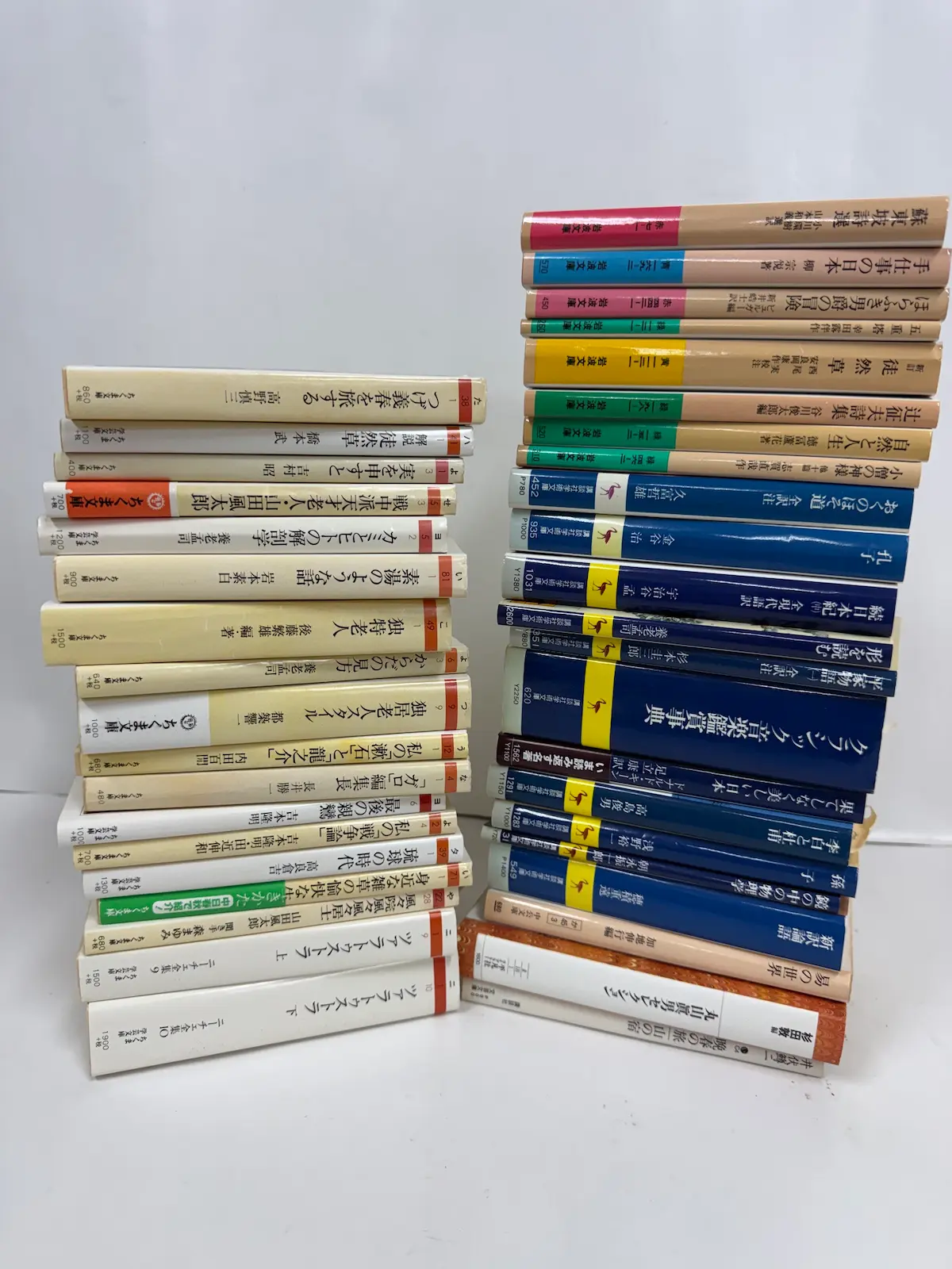 文庫250冊の平積み。ちくま文庫（山田風太郎・養老孟司・内田百閒・吉本隆明・都築響一・長井勝一『「ガロ」編集長』）、ちくま学芸文庫（ニーチェ全集・丸山眞男セレクション）、岩波文庫（柳宗悦『手仕事の日本』・幸田露伴『五重塔』・松尾芭蕉・志賀直哉）、講談社学術文庫（金谷治『孔子』・養老孟司『形を読む』・朝永振一郎・高島俊男・ドナルド・キーン）