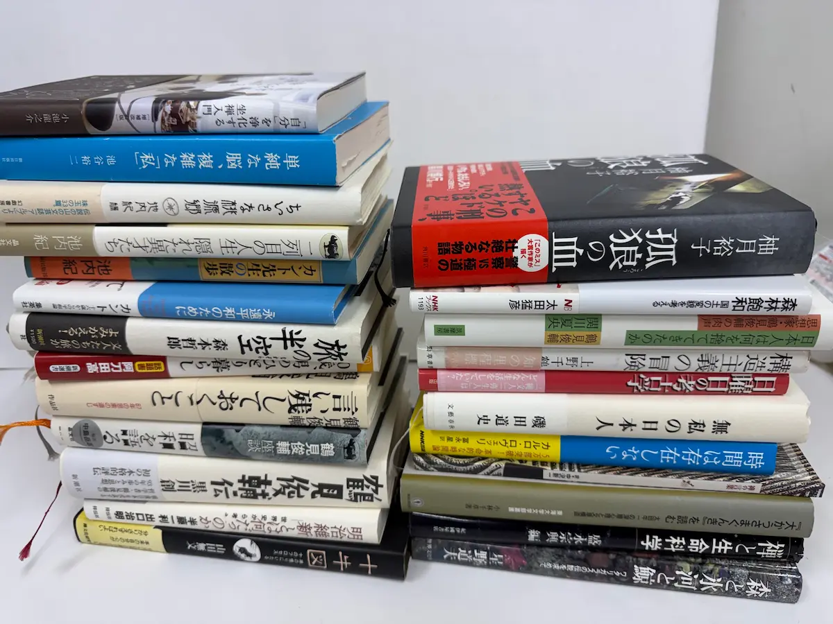 単行本・ムック本250冊の平積み。左列に小池龍之介・池谷裕二・池内紀・鶴見俊輔と黒川創『鶴見俊輔伝』・半藤一利・出口治明・山田無文『十字図』。右列に柚月裕子『孤狼の血』・太田猛彦『森林飽和』NHKブックス・磯田道史・上野千鶴子・カルロ・ロヴェッリ『時間は存在しない』・盛永審一郎